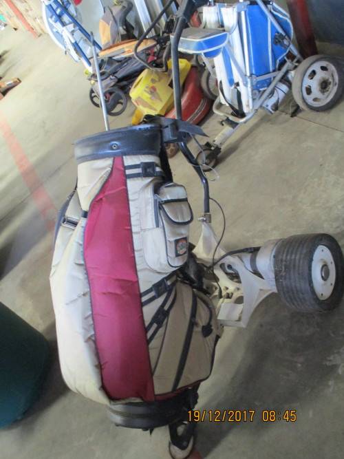 GOLF BAG WITH ELECTRIC TROLLEY - VALUED AT R4500.00