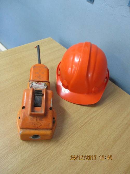 CONSTRUCTION HELMET & 3 PHASE ON/OFF SWITCH WITH PLUG - VALUED AT R1950