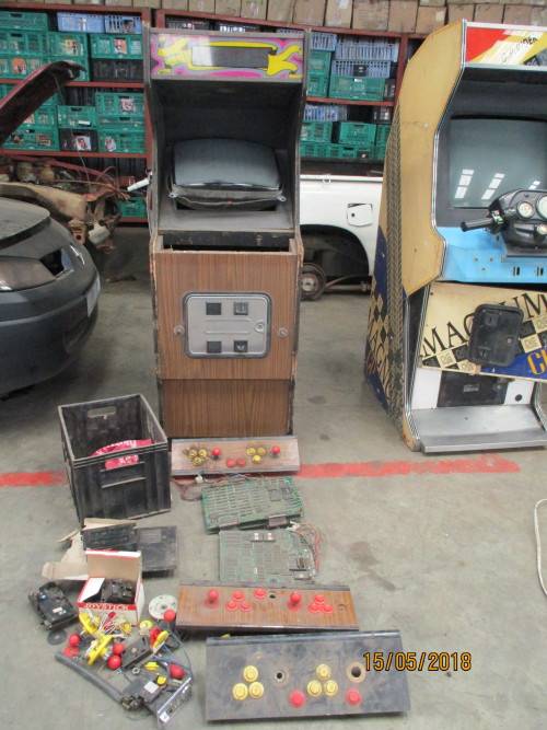 ARCADE MACHINE - VALUED AT R2000.00