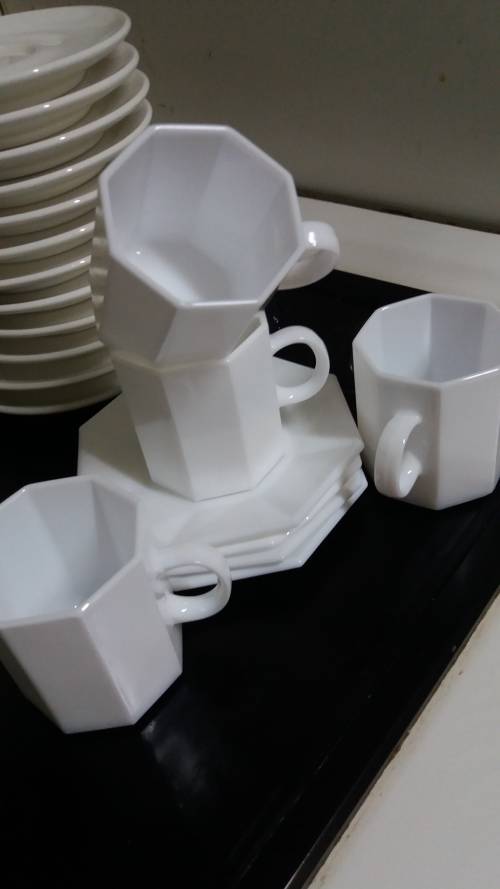 4 PIECE EXPRESSO CUPS & SAUCERS SET - VALUED AT R350