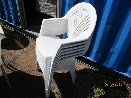 6X PLASTIC GARDEN CHAIRS