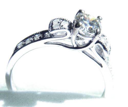 ***BEAUTIFUL*** 0.78ct ENGAGEMENT RING- STARTING AT R1 NO RESERVE!!!