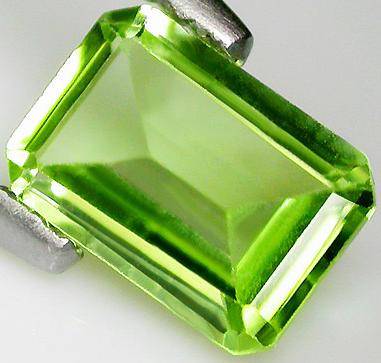 GORGEOUS...0.55 CTS...NATURAL LIME GREEN PERIDOT!!