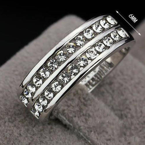 ***BEAUTIFUL CUBIC ZIRCONIA ETERNITY WEDDING RING****SIZE 8