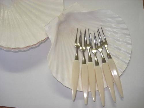 R1 *****  6 SHELL STARTER DISHES  with 6 forks (RETRO Style)