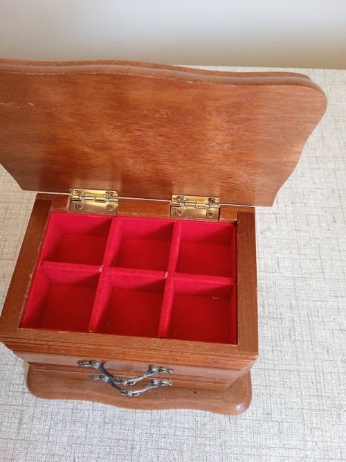 Stunning wooden ring jewelery box