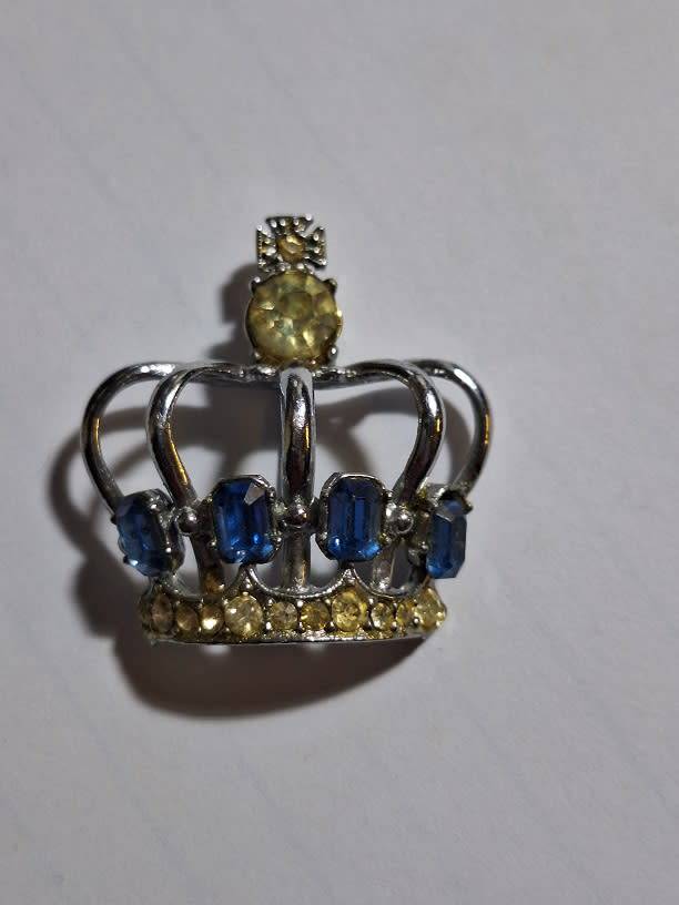 Crown shaped brooch