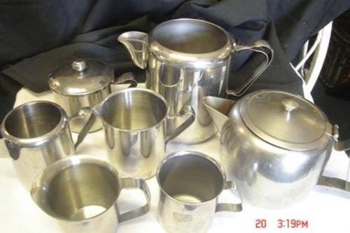 SELECTION OF STAINLESS STEEL ITEMS