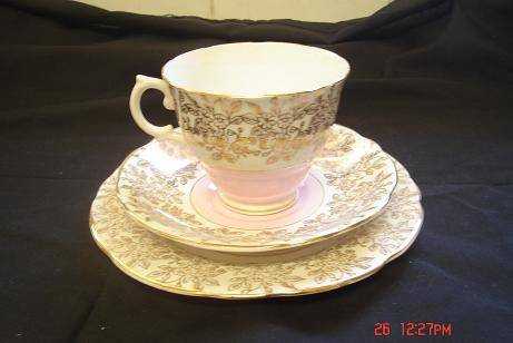 STUNNING BONE CHINA TRIO, 22KT GOLD DESIGN
