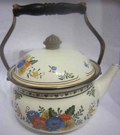 Lovely old vintage enamel tea pot