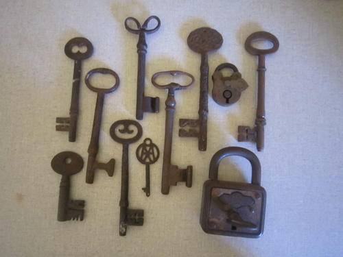 LOVELY ANTIQUE KEYS AND LOCKS  ITEM NO 808