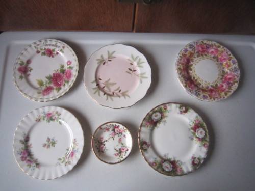 ROYAL ALBERT COLLECTION OF SIDE PLATES AND SMALL PIN TRAY  ITEM NO 2041