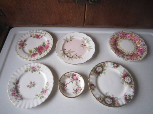 ROYAL ALBERT COLLECTION OF SIDE PLATES AND SMALL PIN TRAY  ITEM NO 2041