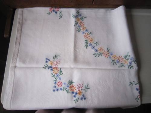STUNNING VINTAGE MEDIUM SIZED TABLECLOTH  ITEM NO 1G