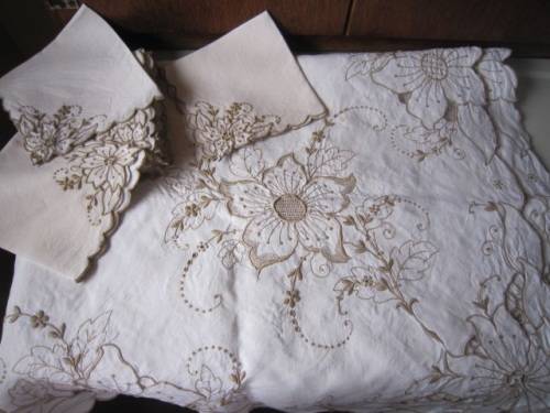 BEAUTIFUL LARGE VINTAGE TABLECLOTH AND 12 NAPKINS  ITEM 1E