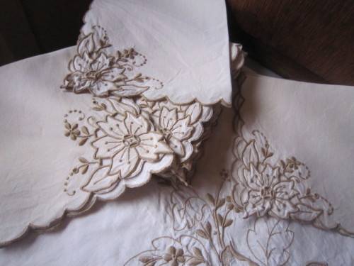 BEAUTIFUL LARGE VINTAGE TABLECLOTH AND 12 NAPKINS  ITEM 1E