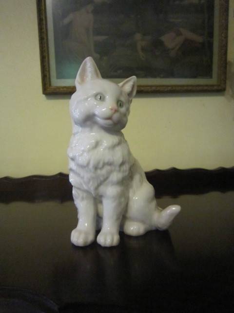 HUTSCHENREUTER GERMANY BEAUTIFUL WHITE CAT  ITEM NO 2105