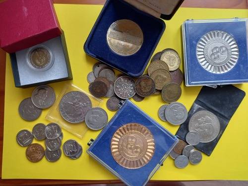 Interisting And Odd Lot Of Coins And Medals - All For One Bid