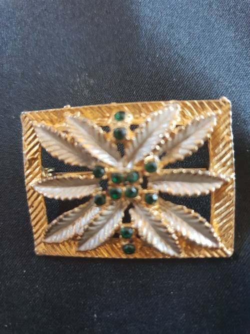 set of 2 vintage brooches