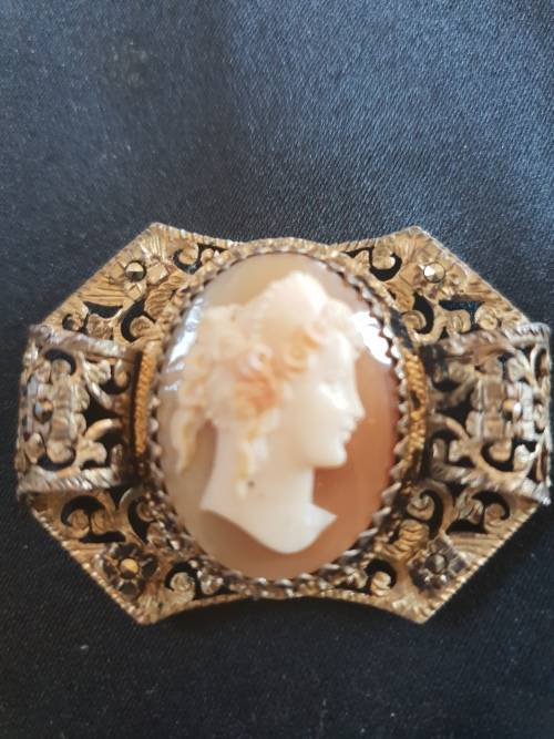 set of 2 vintage brooches