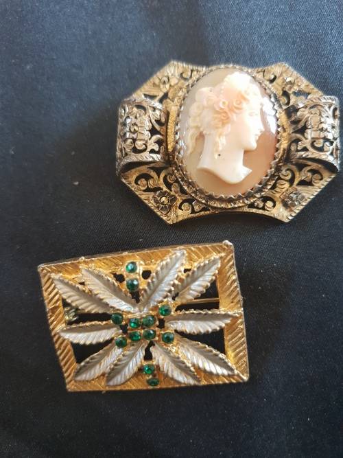 set of 2 vintage brooches
