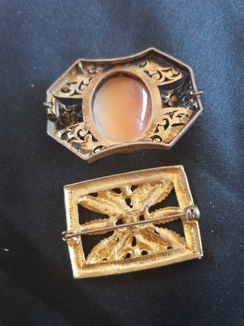 set of 2 vintage brooches