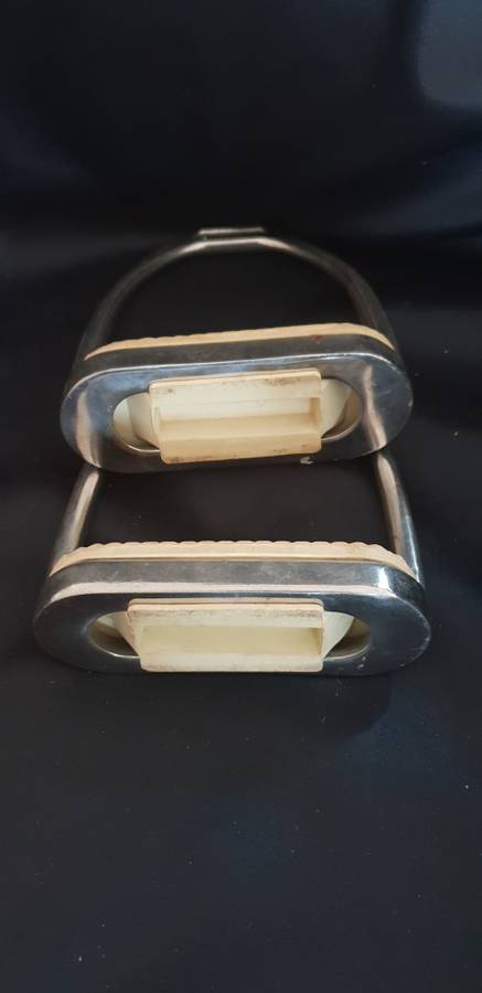 Set of Stainless steel Horse riding stirrup with non slip pads