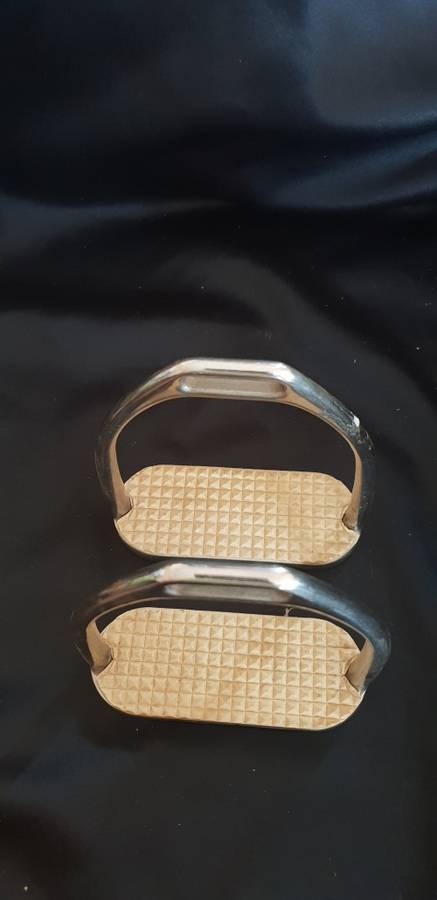 Set of Stainless steel Horse riding stirrup with non slip pads