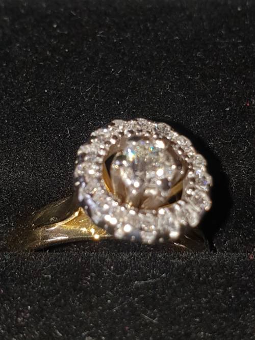 NOT TO BE MISSED! Genuine 18ct white gold and Diamond Haylow ring