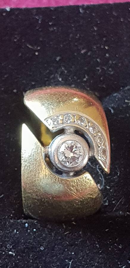 18CT Solid gold ring with natural diamonds