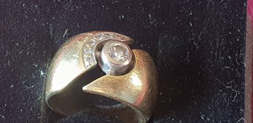 18CT Solid gold ring with natural diamonds