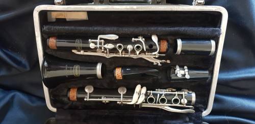 Bundy by Selmar resonite clarinet in hard case