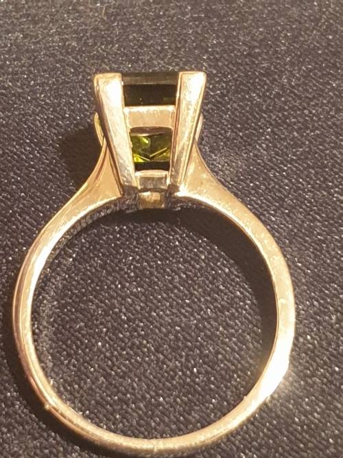 *Stunning!!* 18ct gold and approx 2.40 carat Tourmaline ring