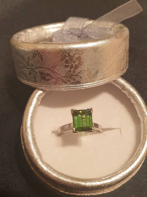 *Stunning!!* 18ct gold and approx 2.40 carat Tourmaline ring