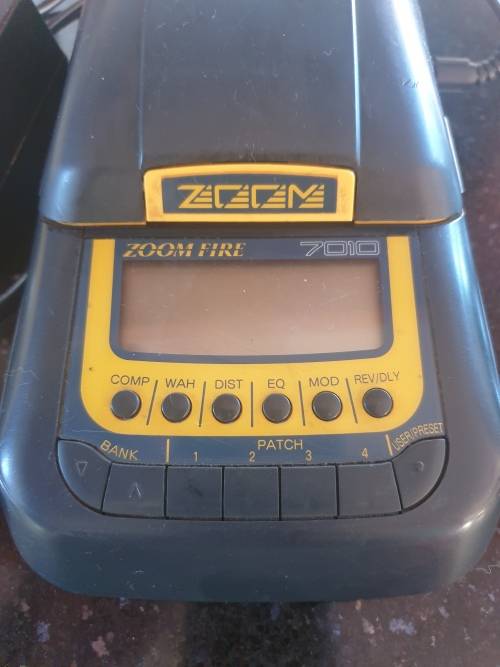 Zoom fire 7010 guitar multi effects pedal with built in amp  and Speaker and power supply