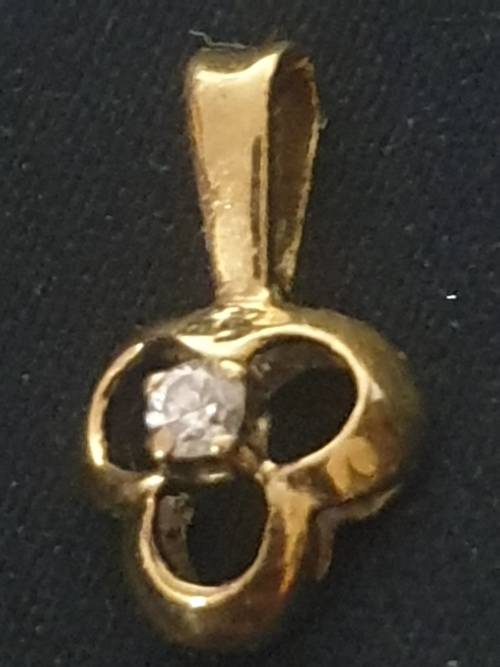 9ct yellow gold & Cubic Zirconia set in clover shape