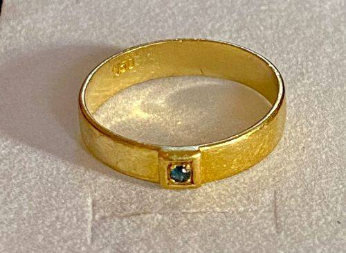 18ct yellow gold blue Sapphire band ring