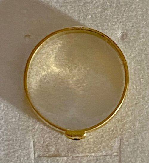 18ct yellow gold blue Sapphire band ring