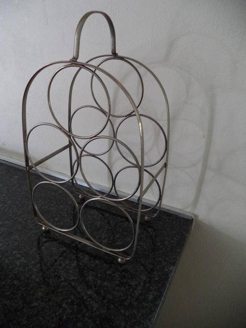 LOVELY RETRO WINE BOTTLE HOLDER