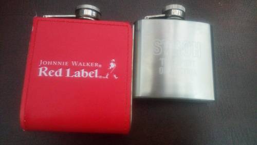 2 hip flasks (both as lot)