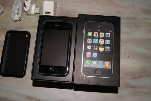 Apple iPhone 3G - 8GB. Very Good condition with extras. LOW STARTING BID