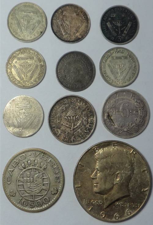 Collection of over 250 World Coins & Banknotes including 11 Silver Coins