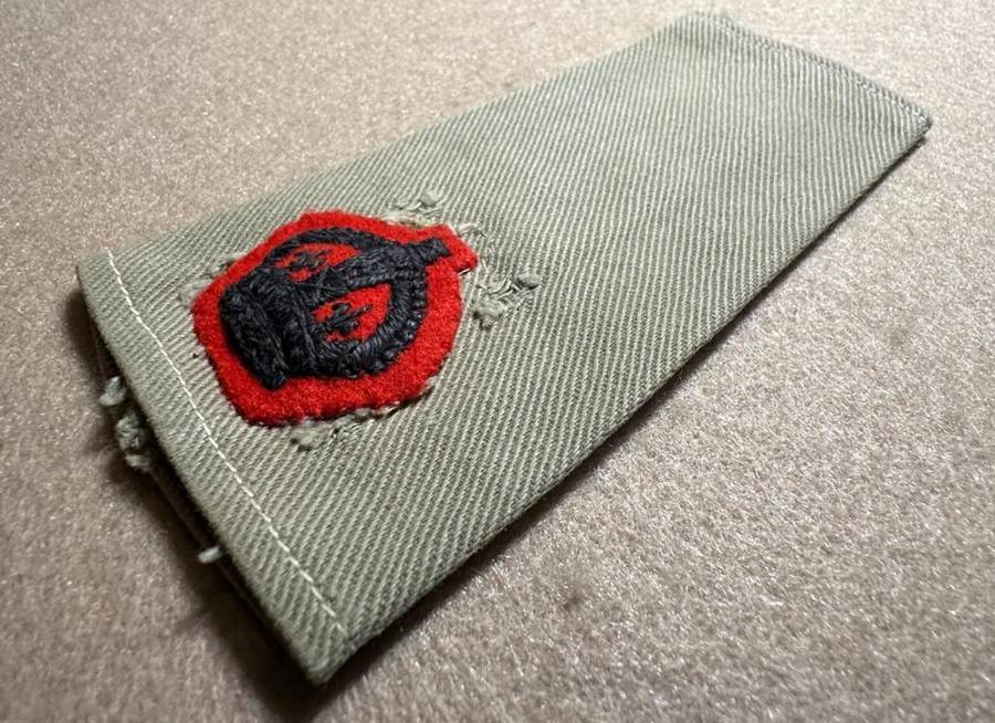 Rhodesian Forces - SINGLE MAJOR RANK BOARDS/SLIP ONS WW2 - RED CROWN BACKING