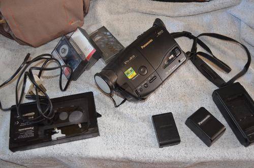 PANASONIC VHS-C MOVIE CAMERA WITH 21 X ZOOM  IN GOOD WORKING CONDITION