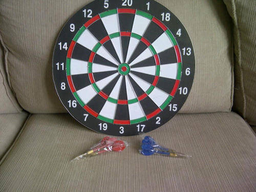*** British Style Dartboard with 6 darts***15"x1/2"***Brand New***