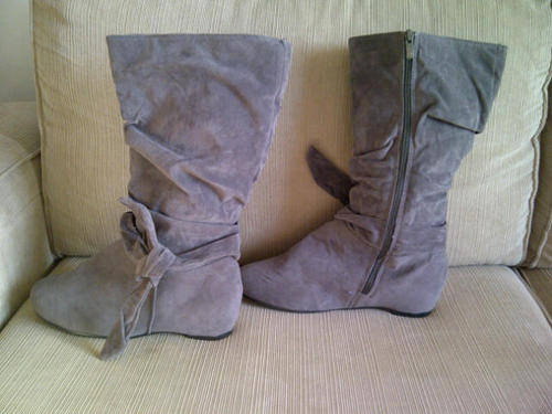 ***Cute Ladies Grey Suede Like Boots with Tie Back Design***Size 8***BRAND NEW***