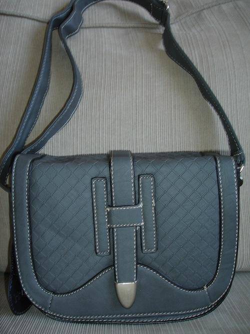 **Cute Ladies Grey PU Leather Slingbag With Beautiful Detail & Design**BRAND NEW***