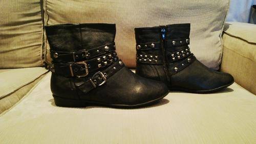 ***Cute & Funky Ladies Short Black Leather Like Boots***Size 6 ONLY***STUNNING***BRAND NEW***