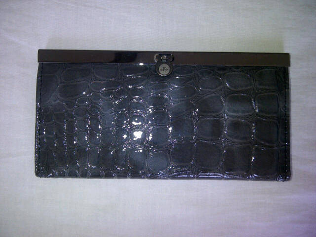 ***Beautiful Ladies Grey Purse with lots of compartments***