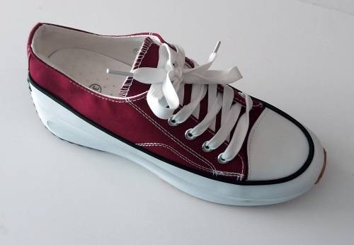 Ladies Fashion Sneaker .Maroon. Size 6